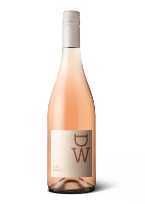 DW Rosé Zürichsee 2025 Weingut Diederik Küsnacht „bester rosé wein schweiz“ „provence rosé kaufen zürich“ „fruchtiger rosé apéro“ „rosé wein trocken empfehlung“ „rosé wallis wein“ Rosé Wein online kaufen Rosé Zürichsee 2025 – Weingut Diederik Der Rosé Zürichsee 2025 vom Weingut Diederik ist ein eleganter, moderner Schweizer Roséwein vom Zürichsee – frisch, fruchtig und wunderbar animierend. Diese Rosé-Cuvée aus Pinot Noir mit Anteilen von Dornfelder und Regent verbindet Finesse, Frische und eine verführerische Aromatik und steht für zeitgemässen Rosé aus der Schweiz. Im Glas zeigt sich der Wein in einem zarten, leuchtenden Roséton. Die Aromatik wirkt frisch, fruchtbetont und einladend, mit saftigen Beerenanklängen, feiner roter Frucht und einer eleganten, sommerlichen Leichtigkeit. Die Cuvée wirkt harmonisch, lebendig und duftig, typisch für einen stilvollen trockenen Roséwein. Am Gaumen präsentiert sich der Rosé leicht, frisch und saftig, mit einer lebendigen Struktur und einer eleganten Balance zwischen Frucht und Frische. Die Textur ist fein, geschmeidig und animierend, der Abgang klar, erfrischend und trinkfreudig. Der Rosé Zürichsee 2025 ist ein idealer Sommerwein vom Zürichsee und passt hervorragend zum Apéro, zu Grillgerichten, leichten Speisen, Salaten oder Fisch. Ein moderner, fruchtiger Roséwein aus Zürich, der Regionalität, Trinkfreude und Stil vereint – perfekt für alle, die guten Roséwein aus der Schweiz suchen. 🍷